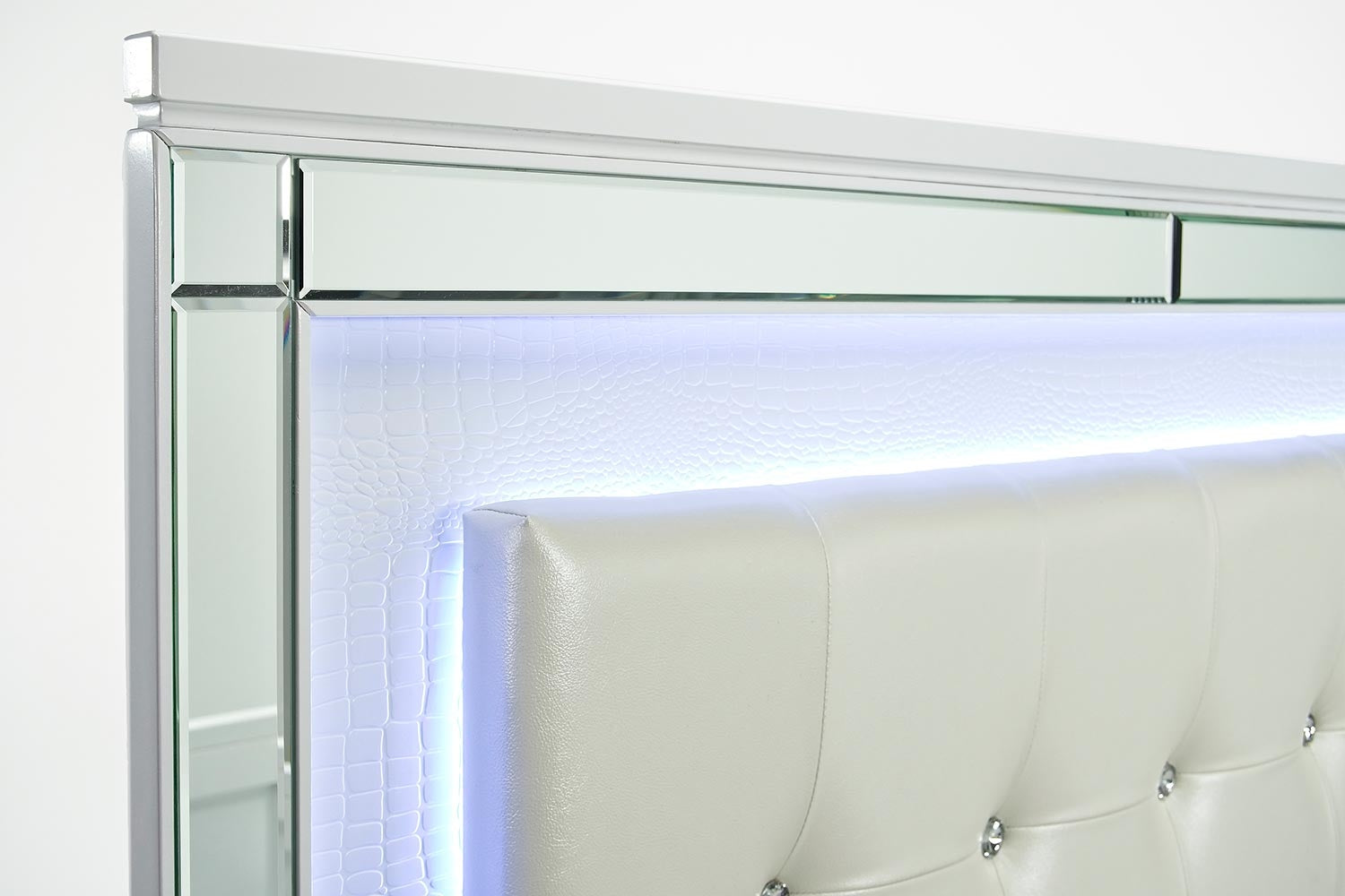 864118283:Valentino Panel Bed in White, Queen, Image 4