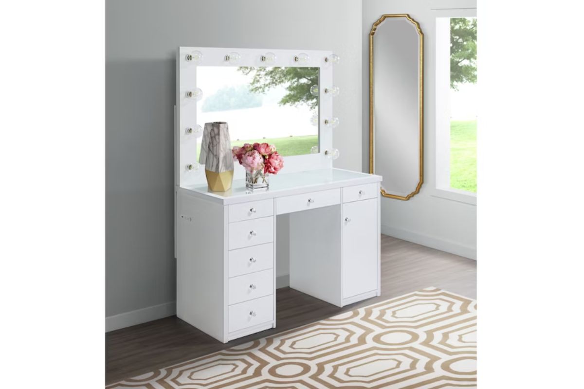 AMIA00000:Amia Vanity, Styled