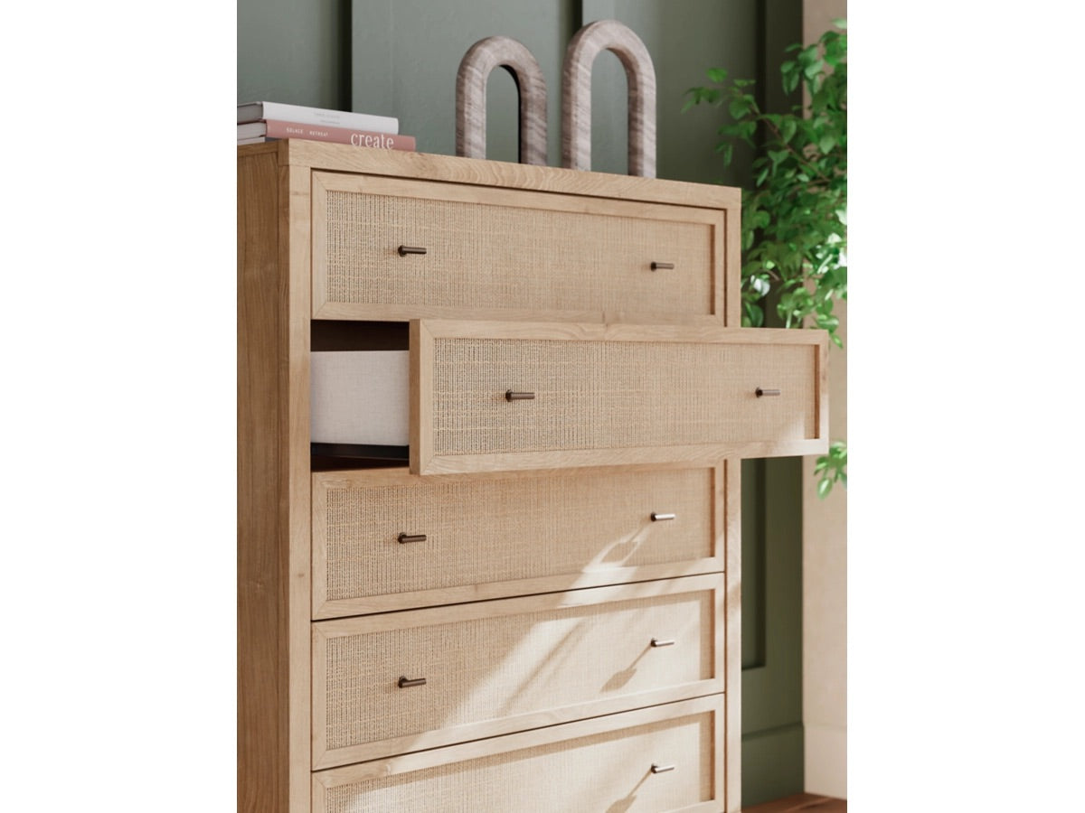 928739538:Cielden Chest, Styled