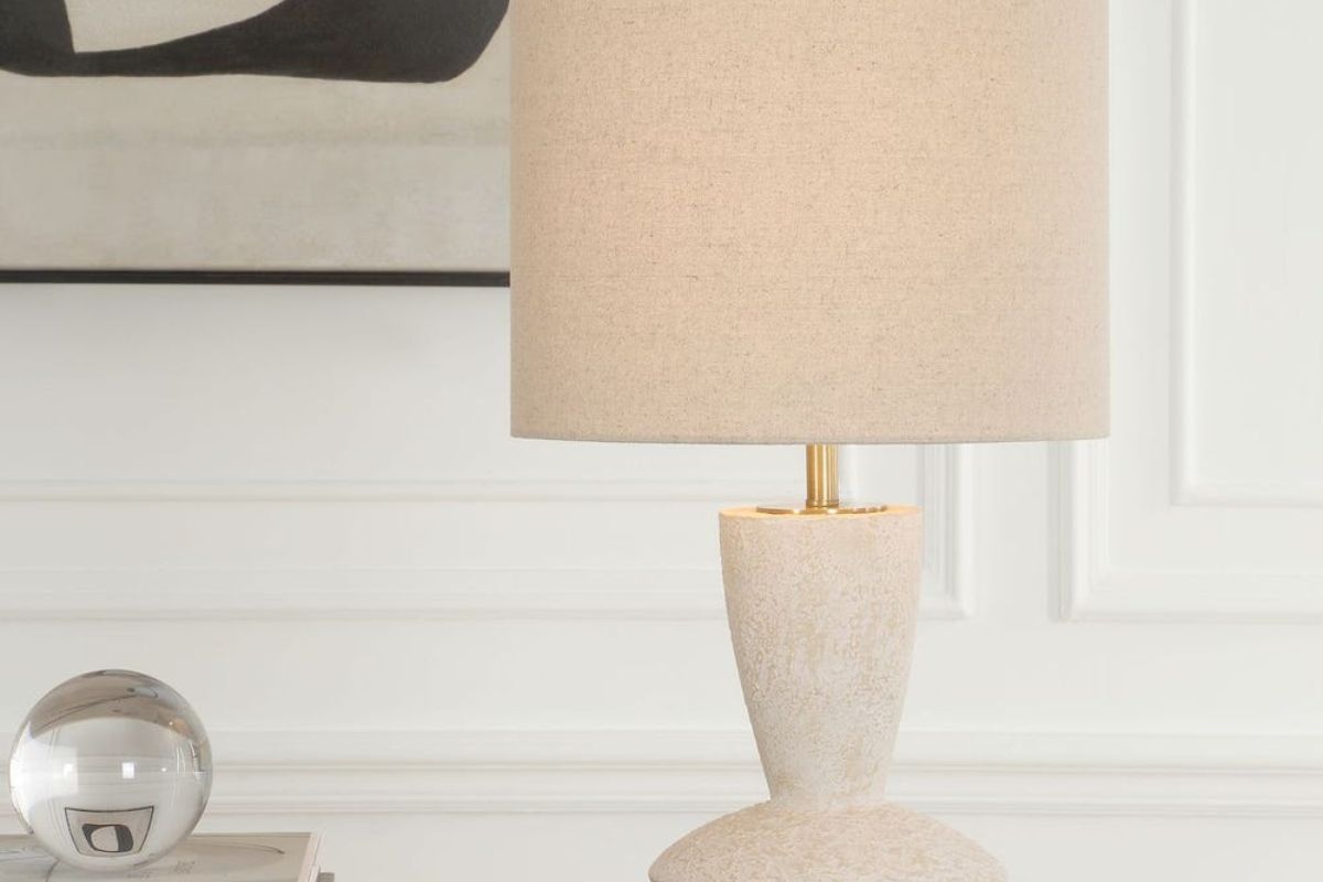 766752009:Doreyn Lamp, Styled