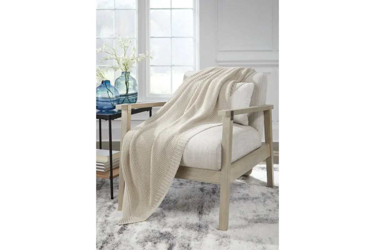 933740317:Gayelery Throw Blanket, Styled