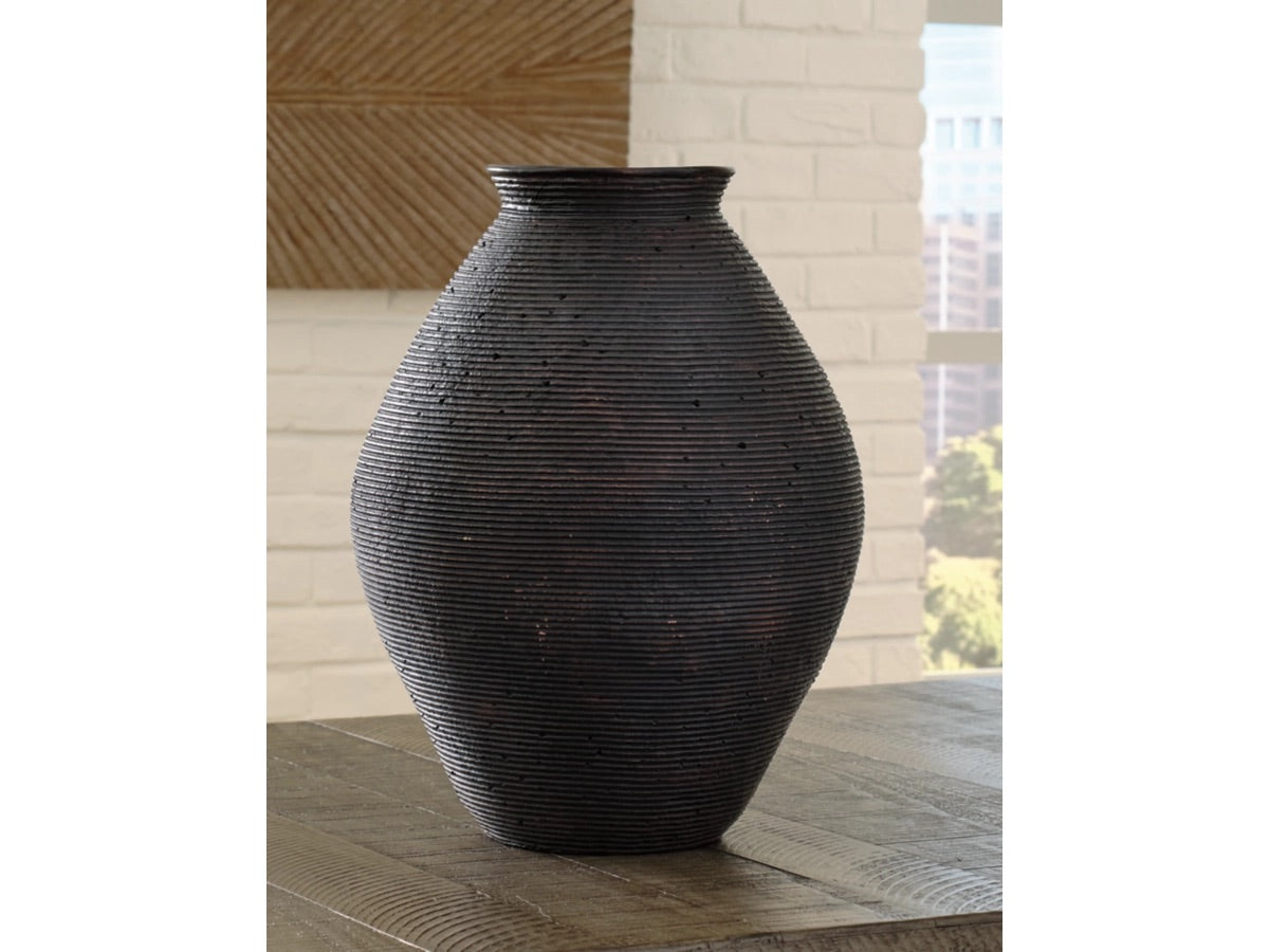 689137519:Hannela Vase, Styled