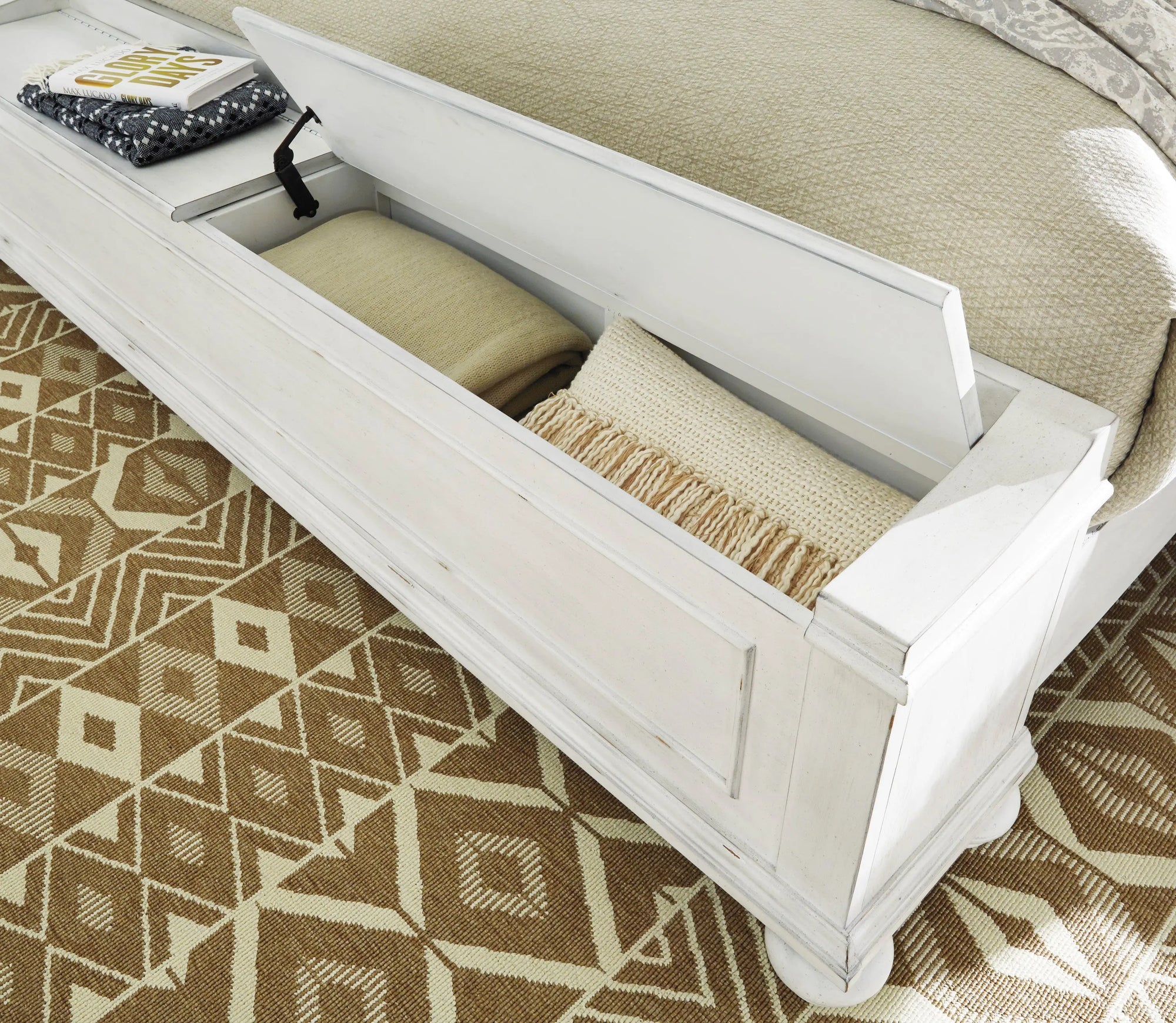 KANWYN054:Kanwyn Storage Bed & Dresser &, Styled