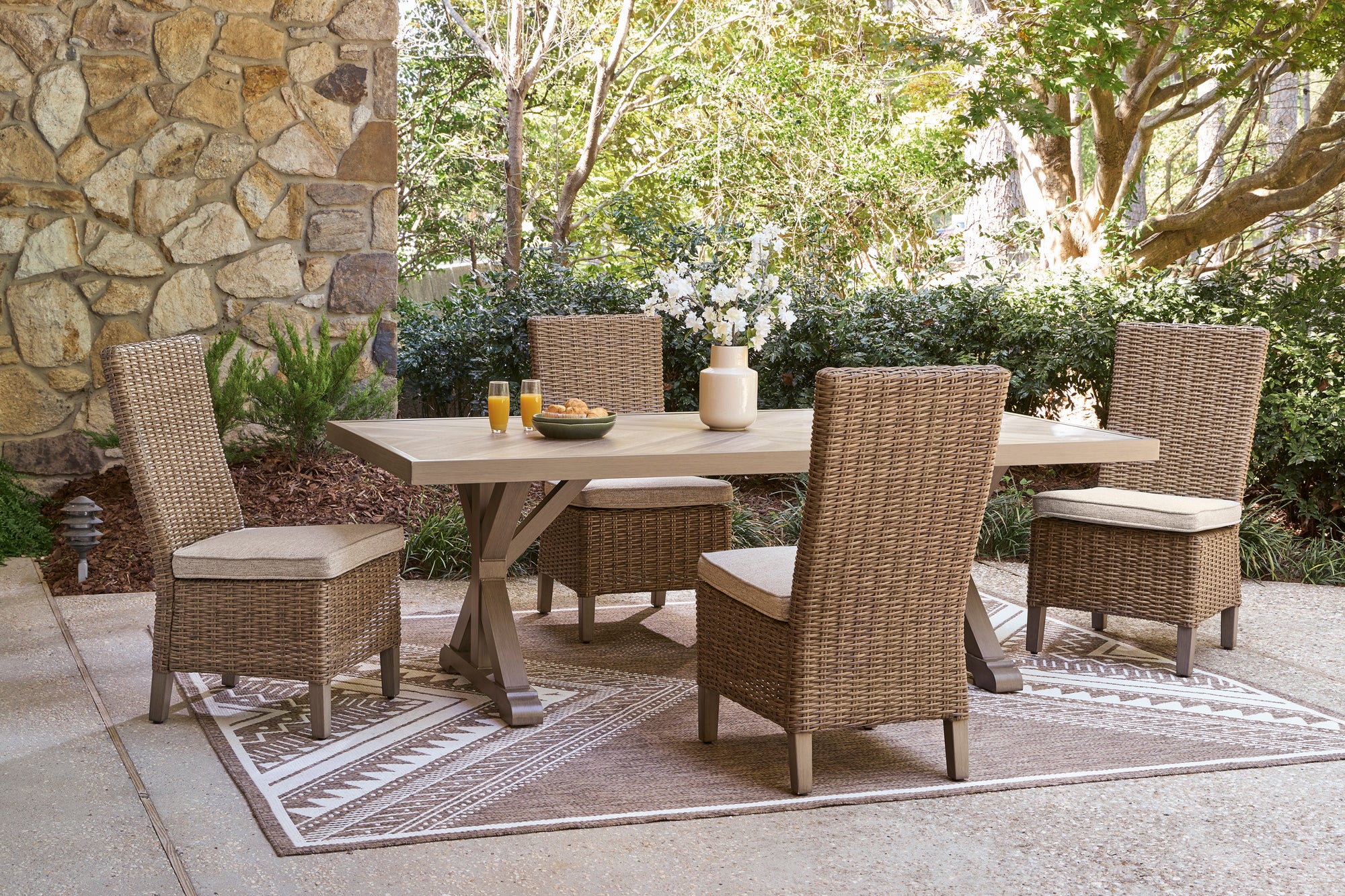 LAGUNAH00:Laguna Heights Outdoor Dining , Side
