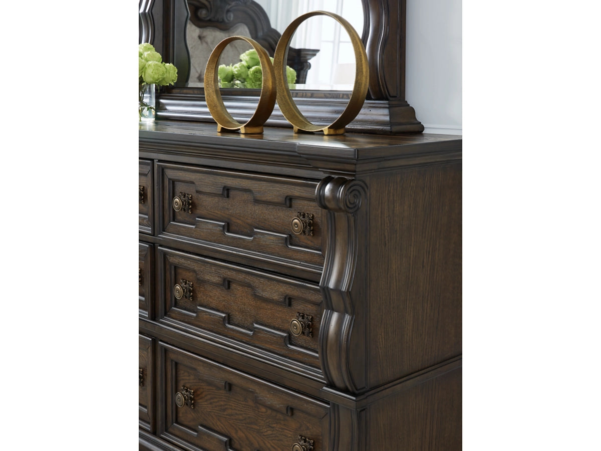 822349674:Maylee Dresser, 