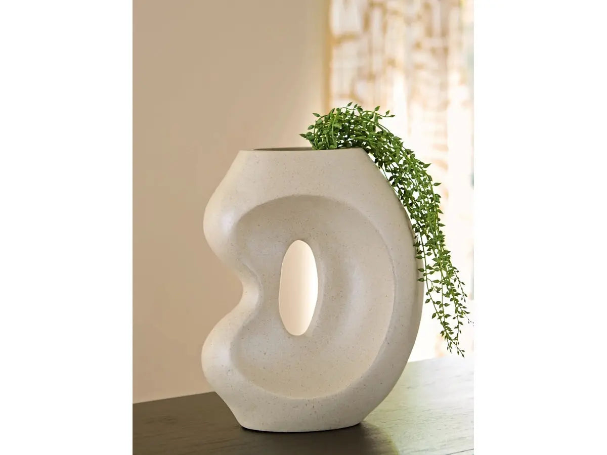 638234399:Odion Vase, Styled