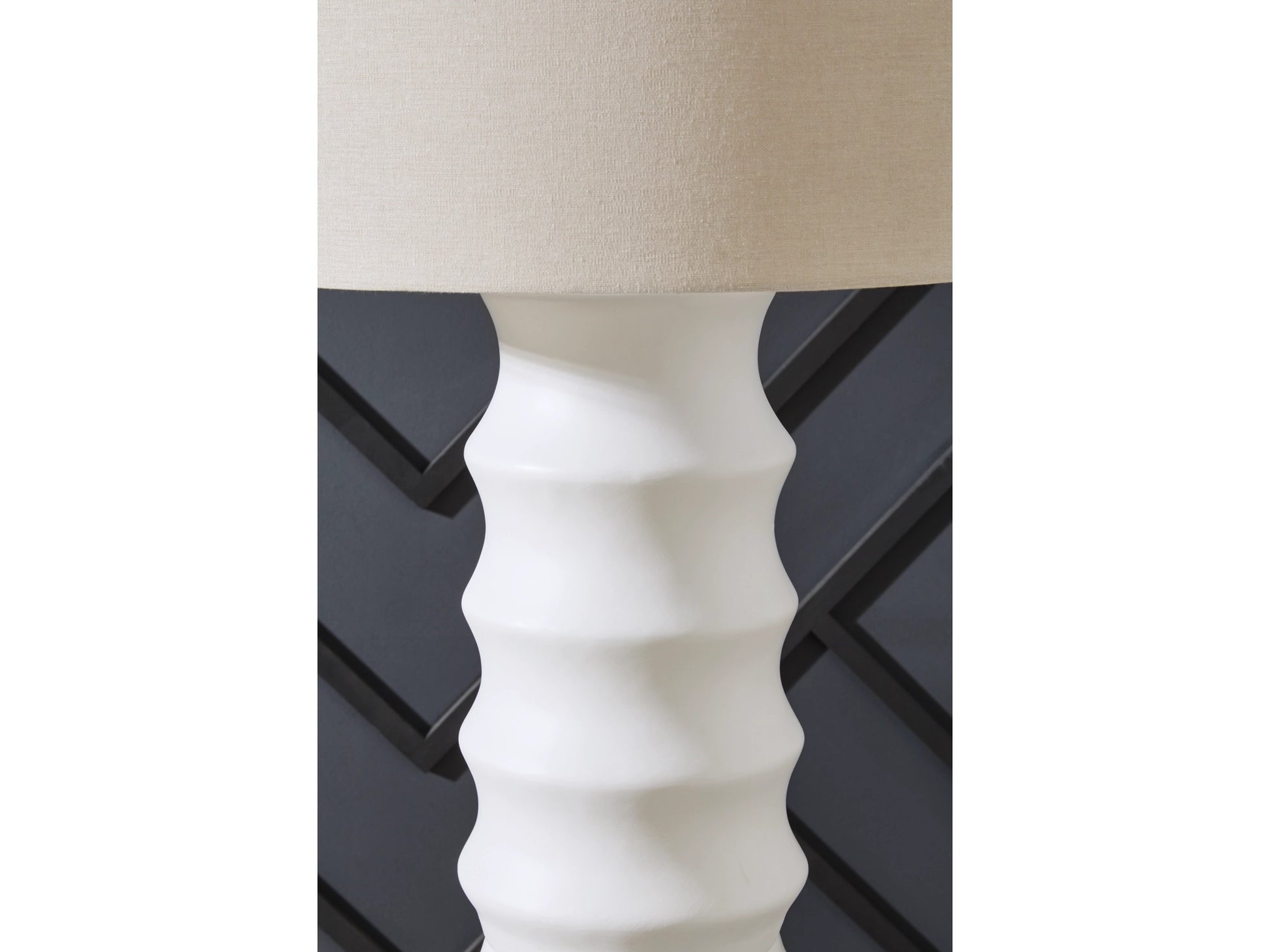 898550769:Veraleigh Lamp, 