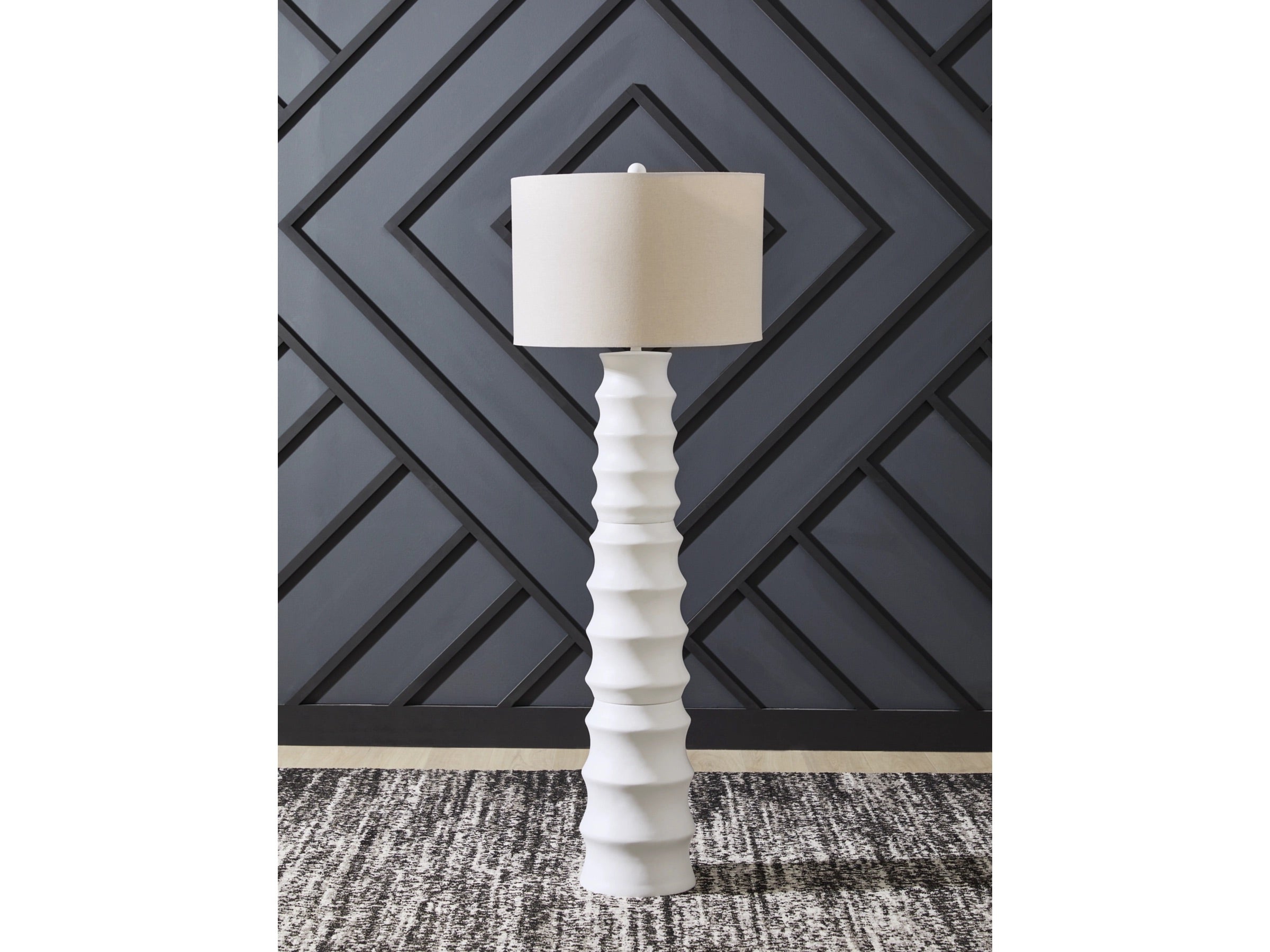 898550769:Veraleigh Lamp, Styled