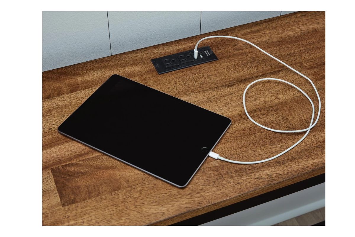 054272563:Wildenauer Sofa Table Bar USB Detail